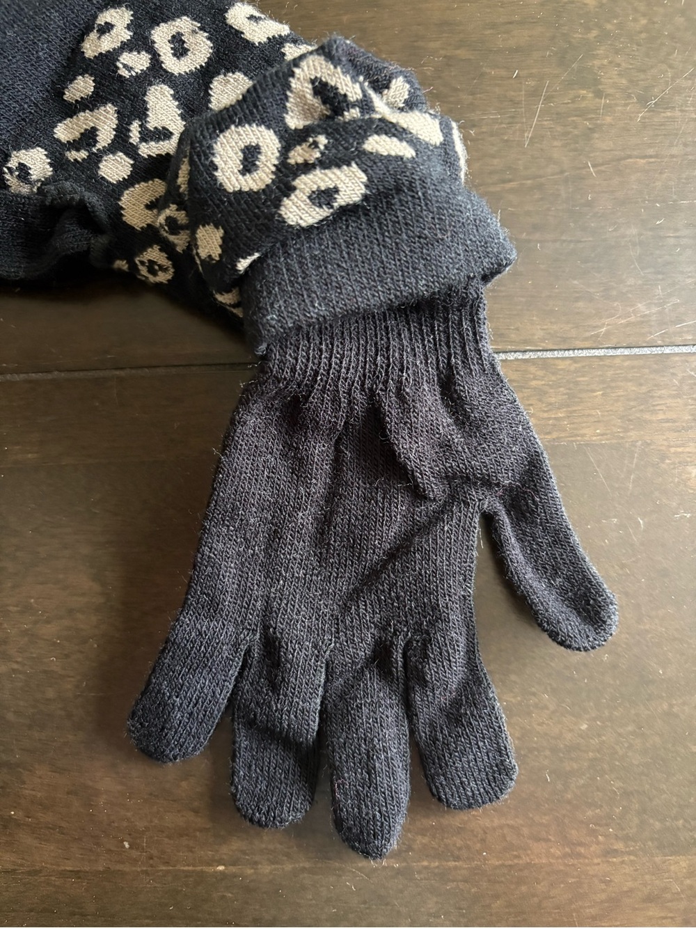 Mission Ridge Cuffed Beanie Hat 3 in 1 Gloves Leopard Cheetah Black OSF - Picture 3 of 6